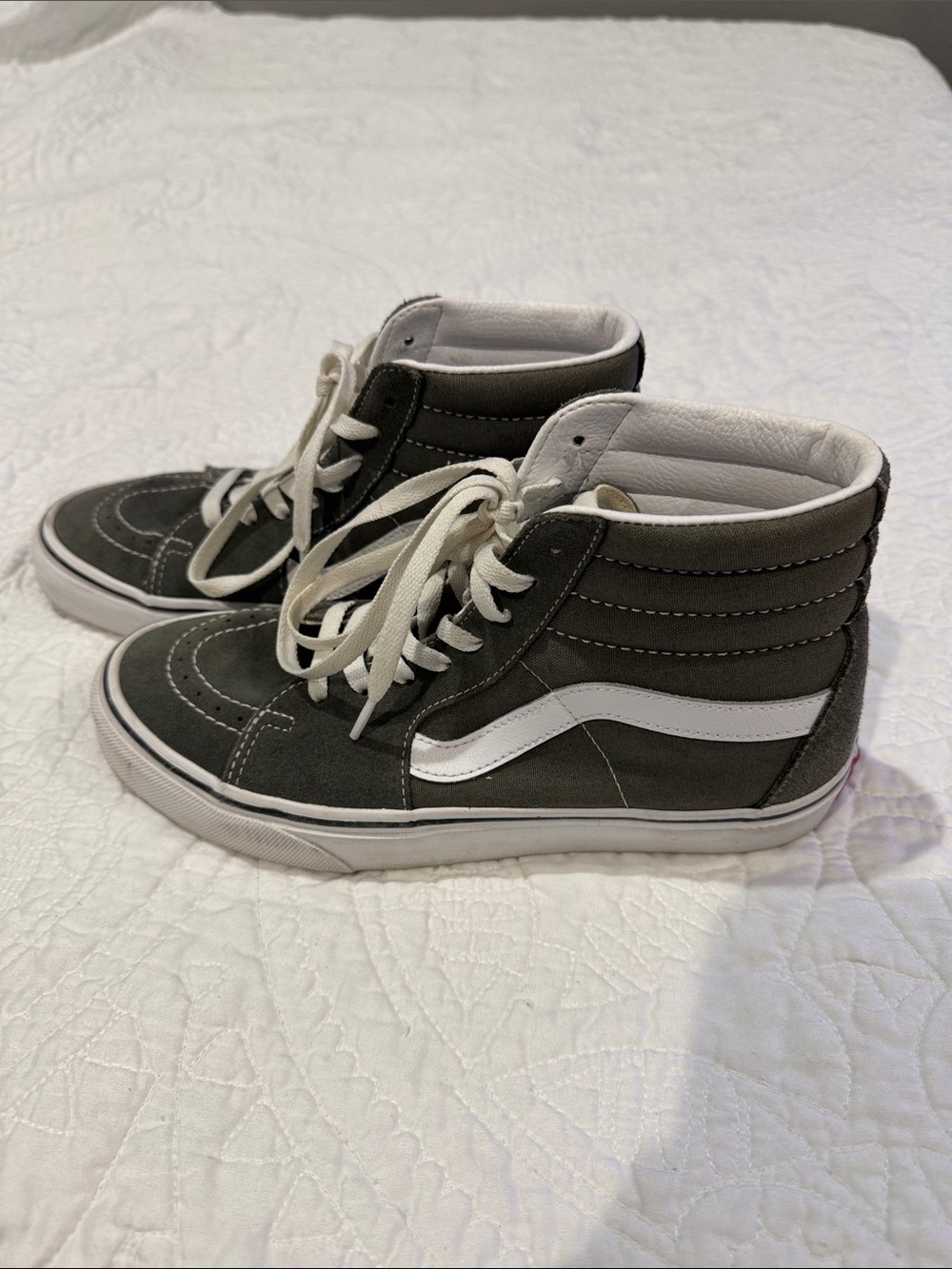 Vans Sk8 High-Top Sneakers in Grey and White. Excellent condition. M7/W8.5